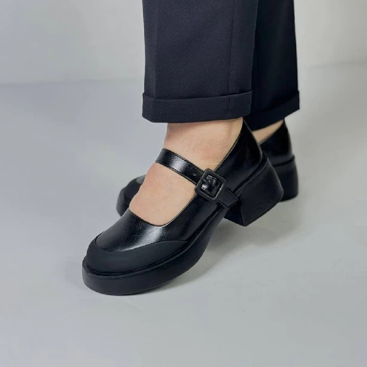 کفش زنانه عروسکی کمردار چرم صنعتی
